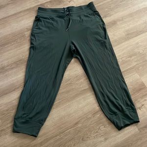 Lululemon hunter green cropped drawstring pants